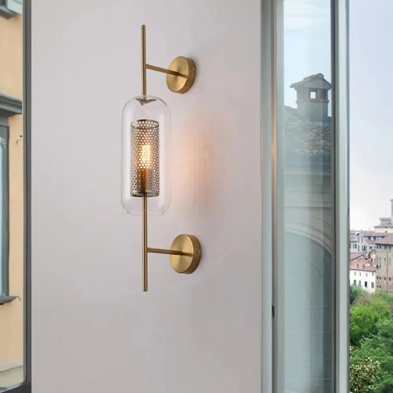 Wandleuchte im Industrial Stil aus Metall und Glas in Goldfarben für Wohnzimmer