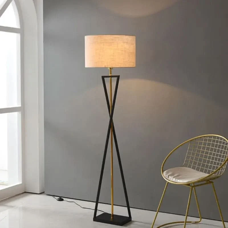 Hochwertige Stehlampe Eisen-Finish Stoff Sanftes Licht – Eleganza