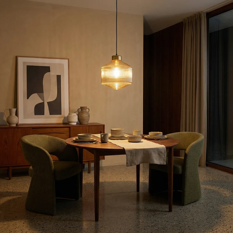 Moderne Hängelampe aus Glas und Metall, Schicke Atmosphäre – Racow
