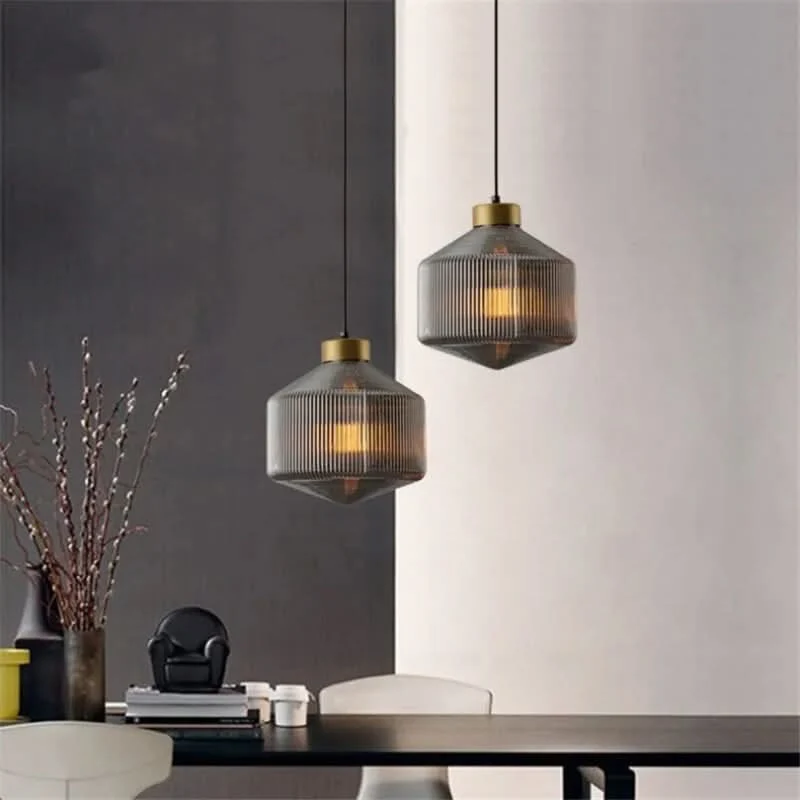 Moderne Hängelampe aus Glas und Metall, Schicke Atmosphäre – Racow