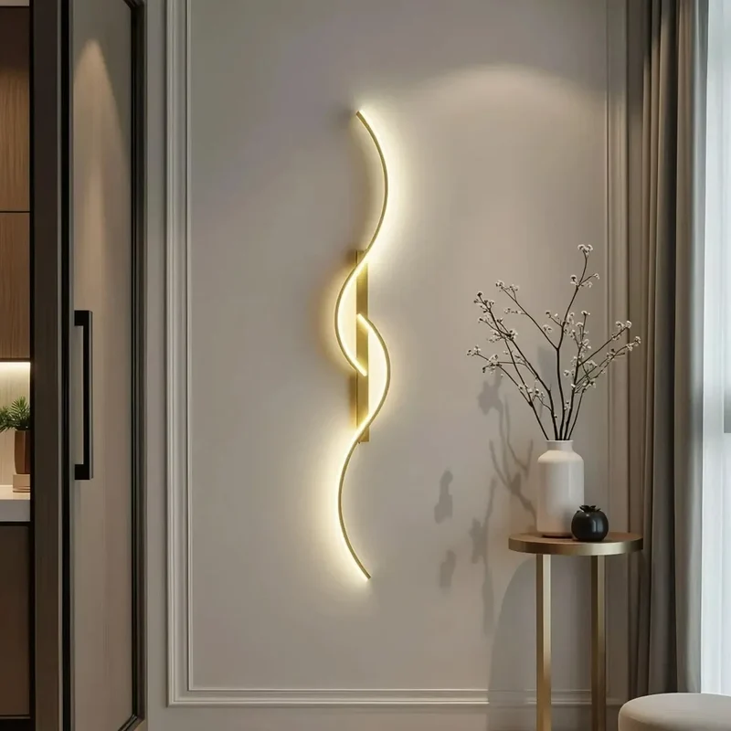 Moderne LED-Wandleuchte im geschwungenen Design, dimmbar