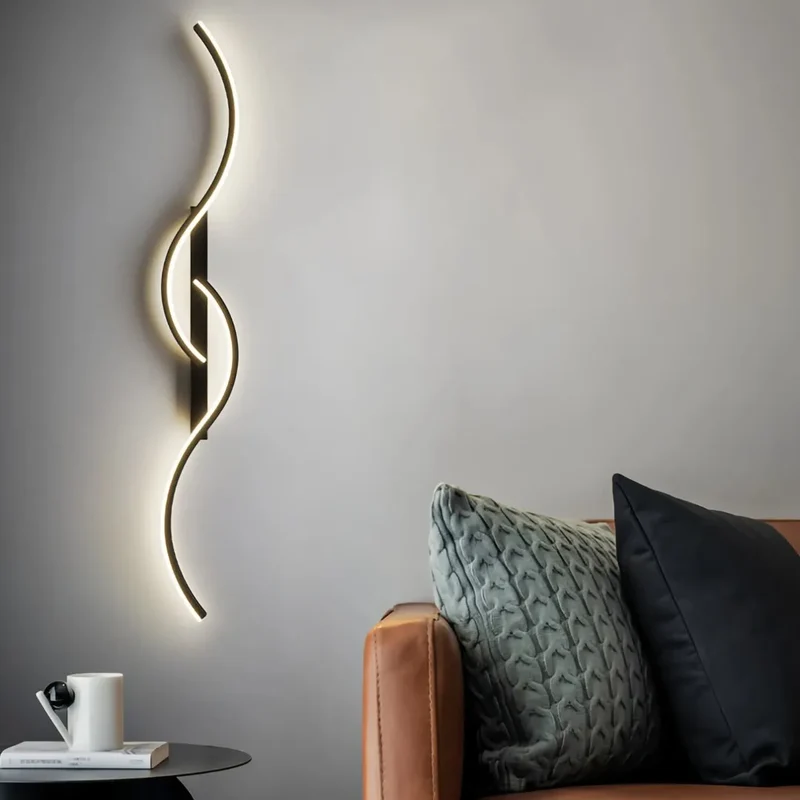Moderne LED-Wandleuchte im geschwungenen Design, dimmbar