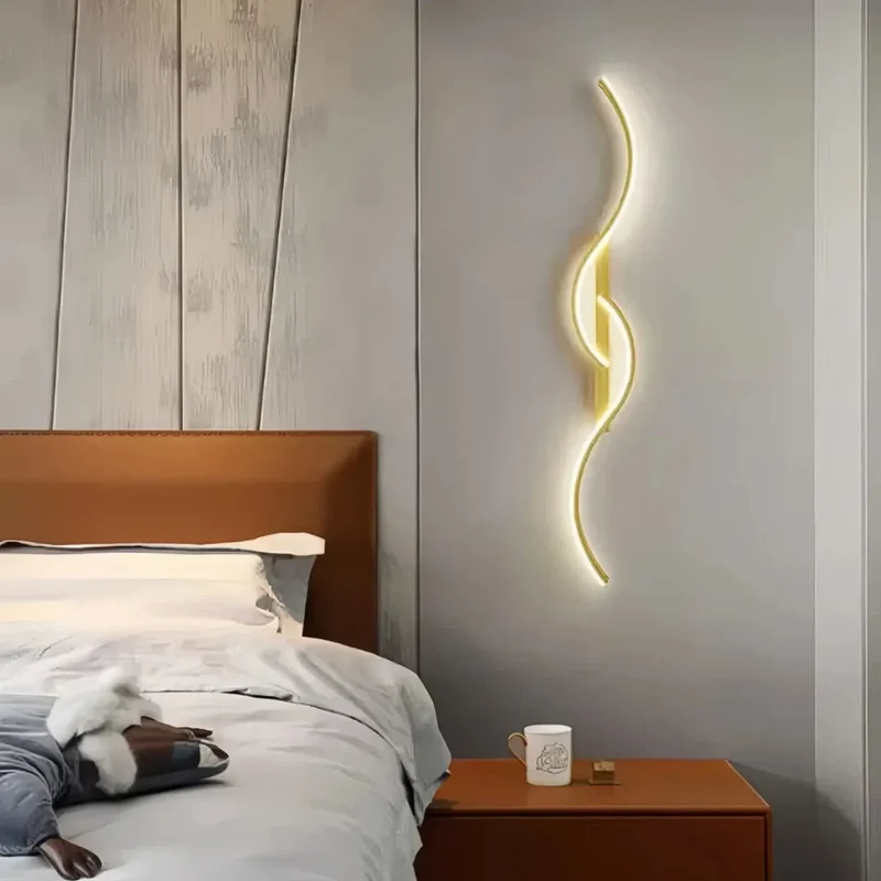 Moderne LED-Wandleuchte im geschwungenen Design, dimmbar
