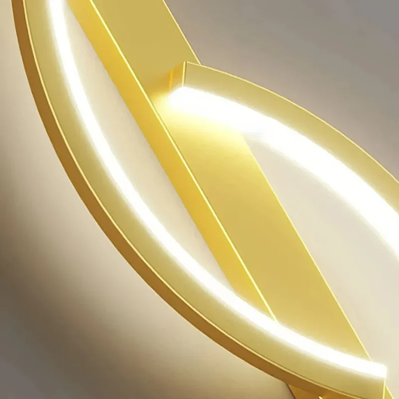Moderne LED-Wandleuchte im geschwungenen Design, dimmbar