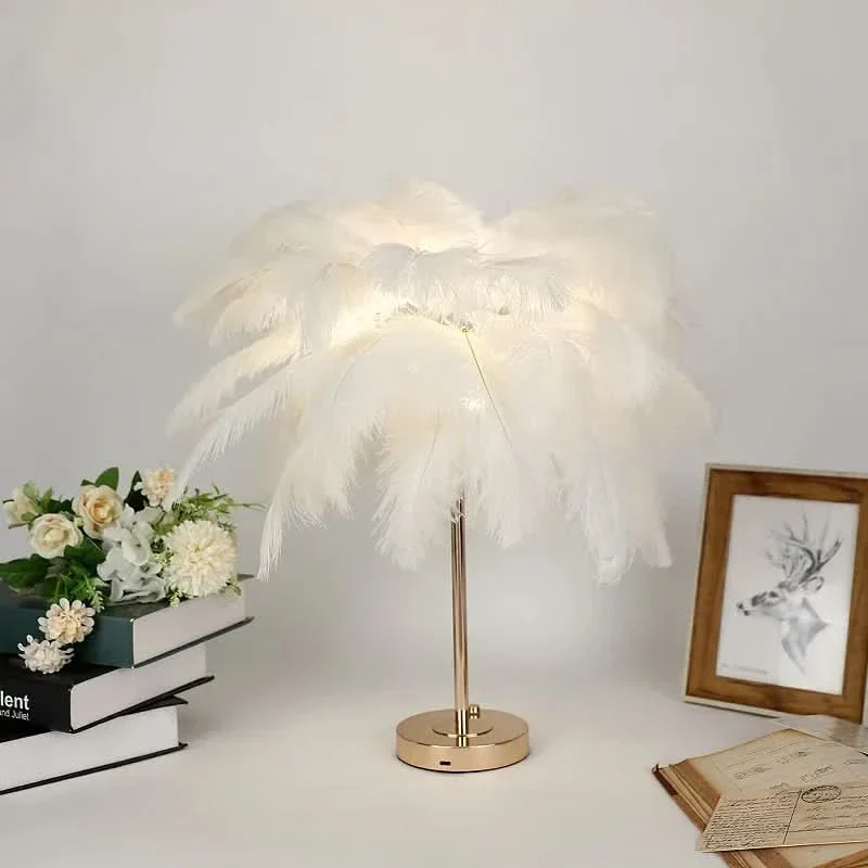 Wiederaufladbare dekorative Tischlampe mit Federn – Spolverino