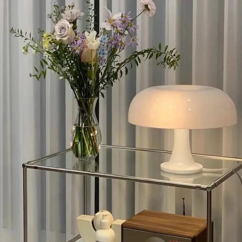 Design-Tischlampe in Pilzform, modernes Ambiente – Fungo
