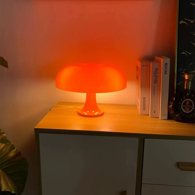 Design-Tischlampe in Pilzform, modernes Ambiente – Fungo