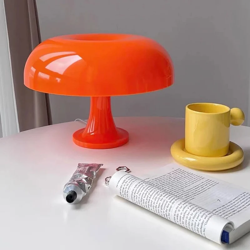 Design-Tischlampe in Pilzform, modernes Ambiente – Fungo