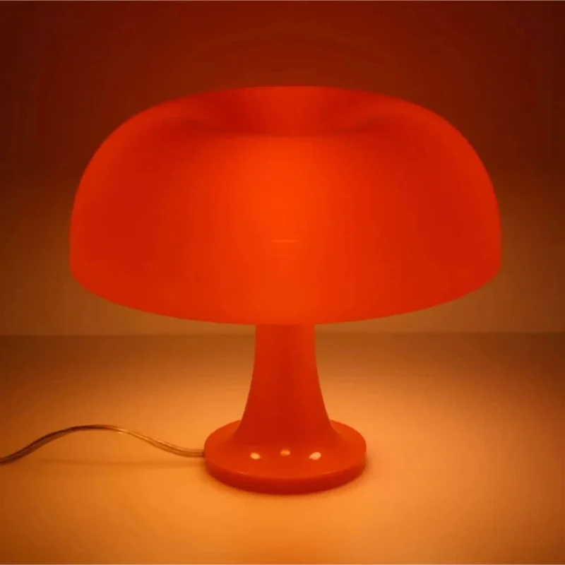 Design-Tischlampe in Pilzform, modernes Ambiente – Fungo