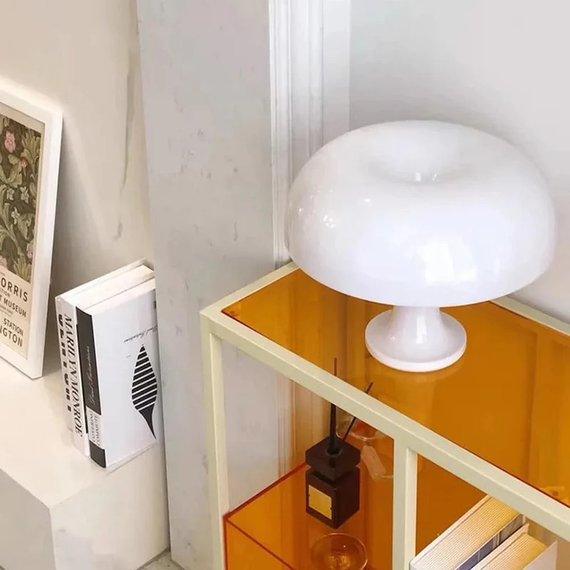 Design-Tischlampe in Pilzform, modernes Ambiente – Fungo