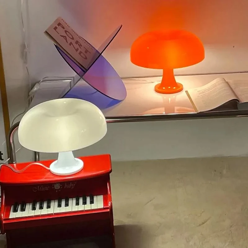 Design-Tischlampe in Pilzform, modernes Ambiente – Fungo