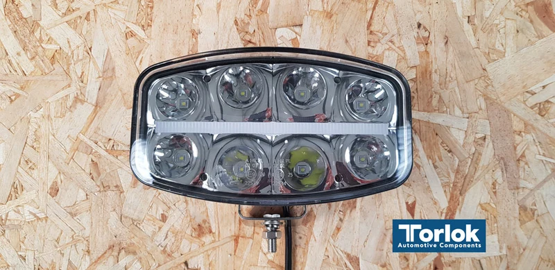 Voll-LED-Fernscheinwerfer mit Mittelstreifen-Standlicht