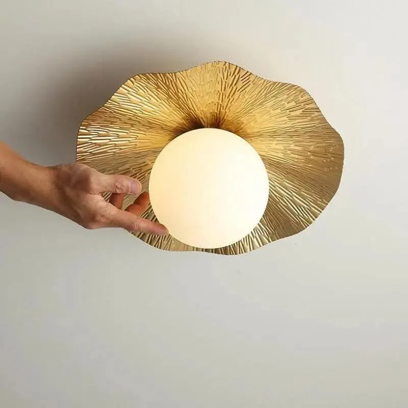 Elegante Deckenleuchte in Gold mit warmem Licht – Élégo