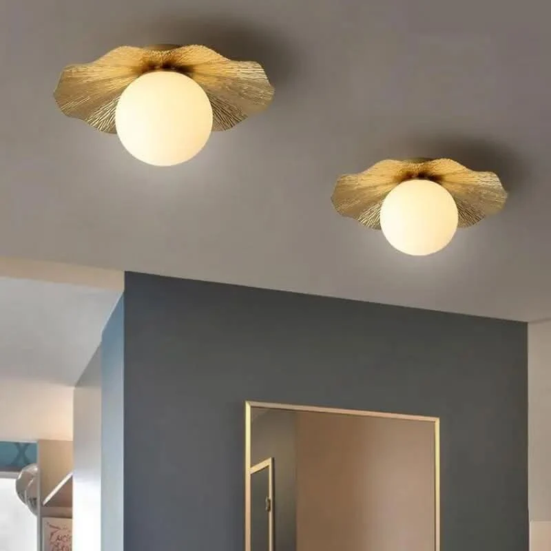 Elegante Deckenleuchte in Gold mit warmem Licht – Élégo