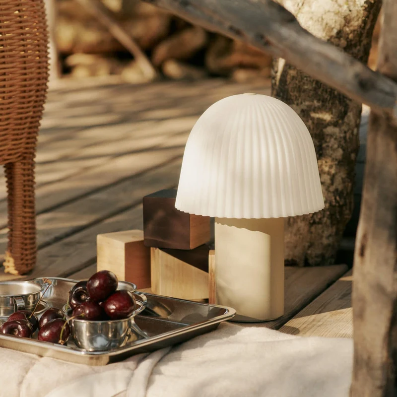 Portable Tischleuchte Frill Cashmere/Weiss - ferm LIVING