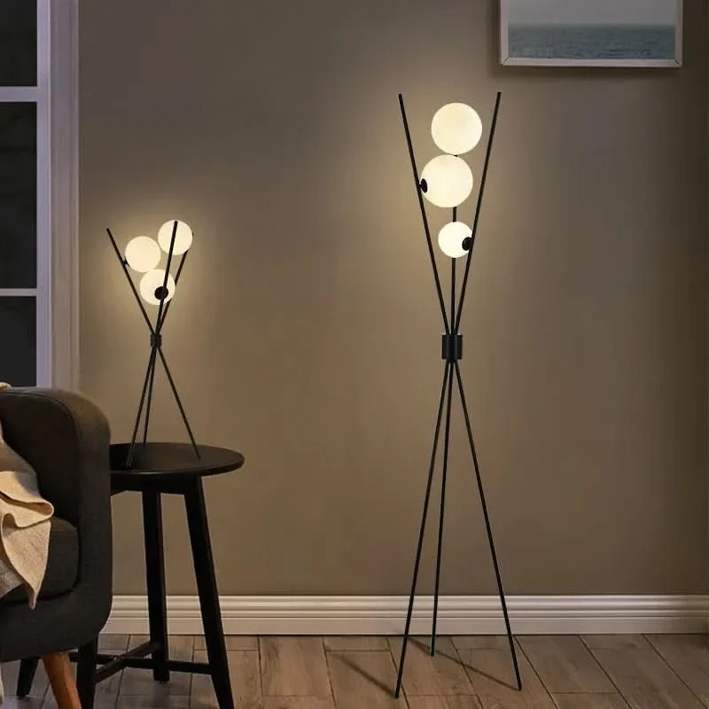 Vielseitige Stehlampe mit transparenten Glaskugeln – Vera