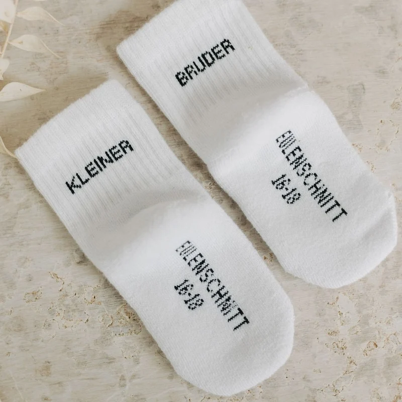 Eulenschnitt Babysocken weiß Kleiner Bruder