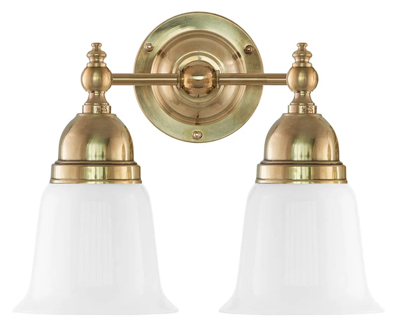 Badrumslampa - Bergman mässing, opalvit klocka