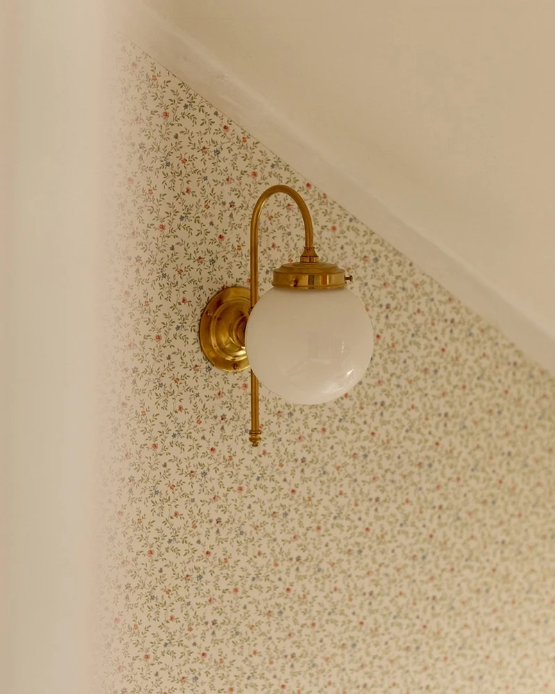 Vägglampa - Blomberg 80 mässing, klot opalvit