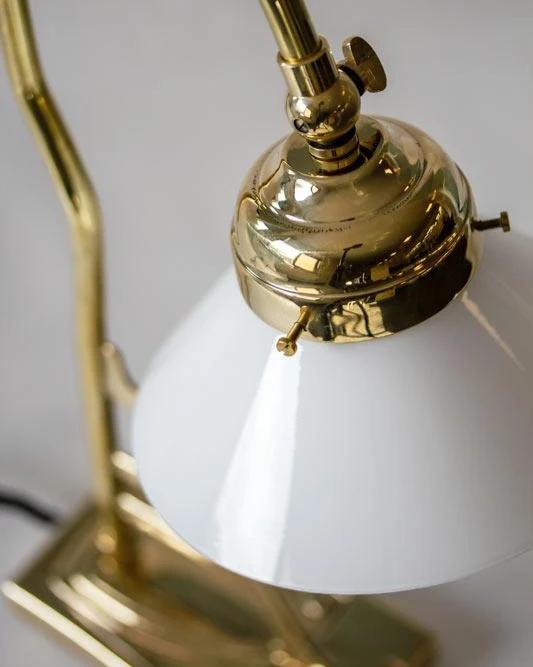 Bordslampa mässing - Modell 1900 med vit skärm