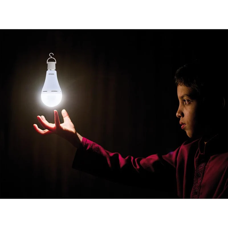 OSRAM LED Classic A 60 Camping Lampe / Notlicht mit integriertem wiederaufladbaren Akku (ex 60W) 8W Warmweiß E27