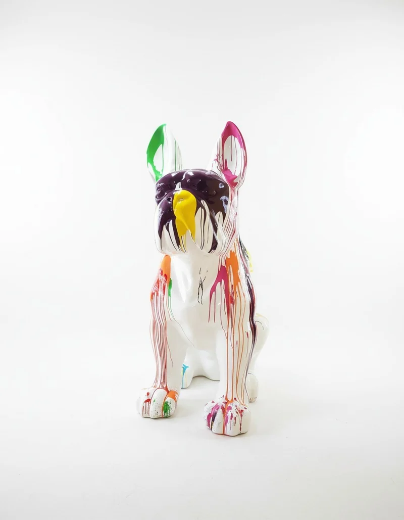 Casa Padrino Luxus Deko Skulptur Hund Bulldogge Sitzt Im Trash H. 170 cm - Riesige Gartenskulptur - Lebensgroße Skulptur - XXL Deko Skulptur - XXL Deko Figur