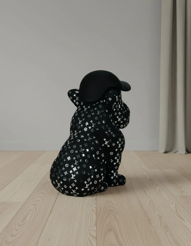 Casa Padrino Luxus Deko Skulptur Hund Bulldogge Weiss LV Monogramm Kappe H. 100 cm - Riesige Gartenskulptur - Lebensgroße Skulptur - XXL Deko Skulptur - XXL Deko Figur