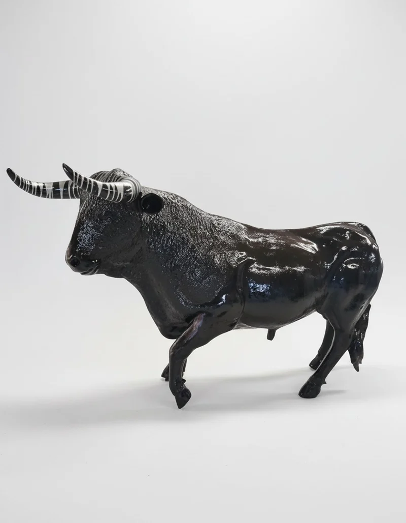 Casa Padrino Luxus Deko Skulptur Kuh Bull Trash Gold H. 150 cm - Riesige Gartenskulptur - Lebensgroße Skulptur - XXL Deko Skulptur - XXL Deko Figur