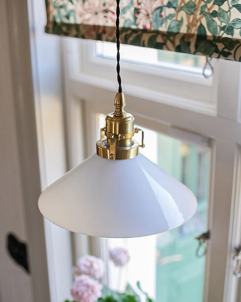 Taklampa - Skomakarsladd mässing, vit skärm 25 cm