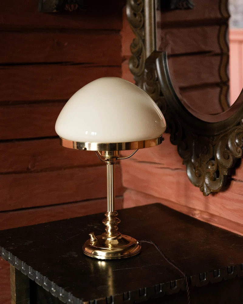 Bordslampa - Karlfeldt mässing, toppig benvit