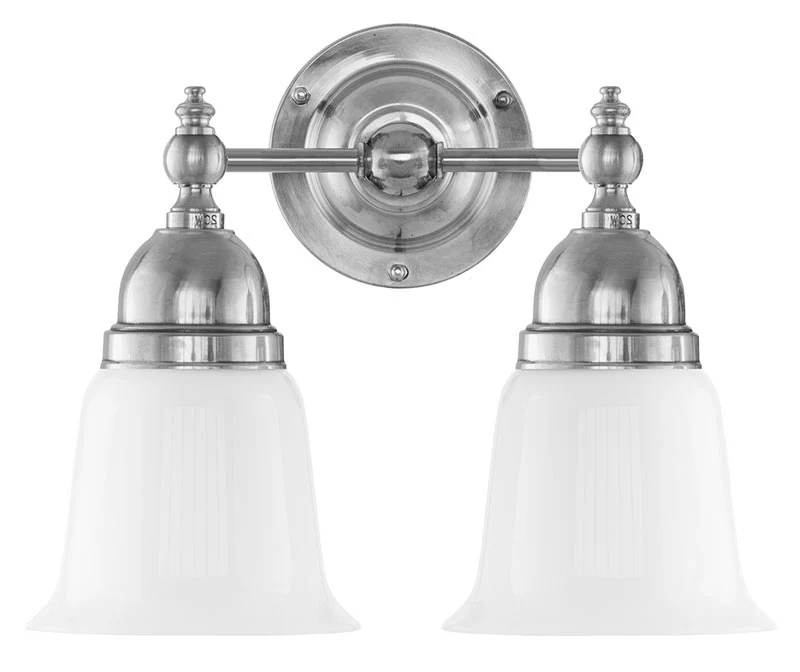Vägglampa - Bergman nickel, opalvit klocka