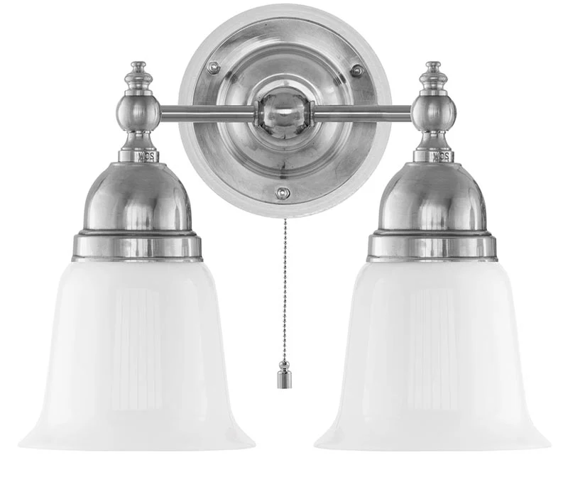 Vägglampa - Bergman nickel, opalvit klocka