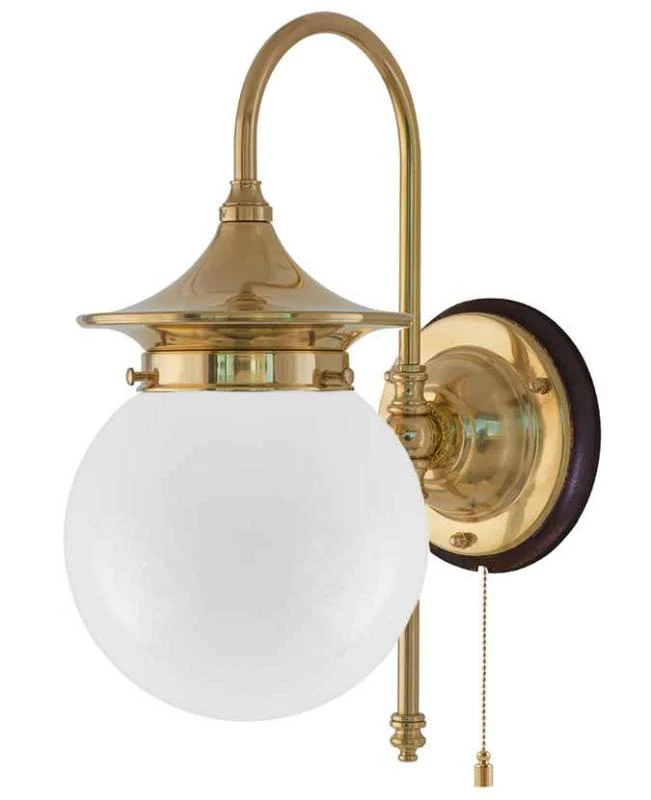 Vägglampa - Fryxell mässing, opalvit klot