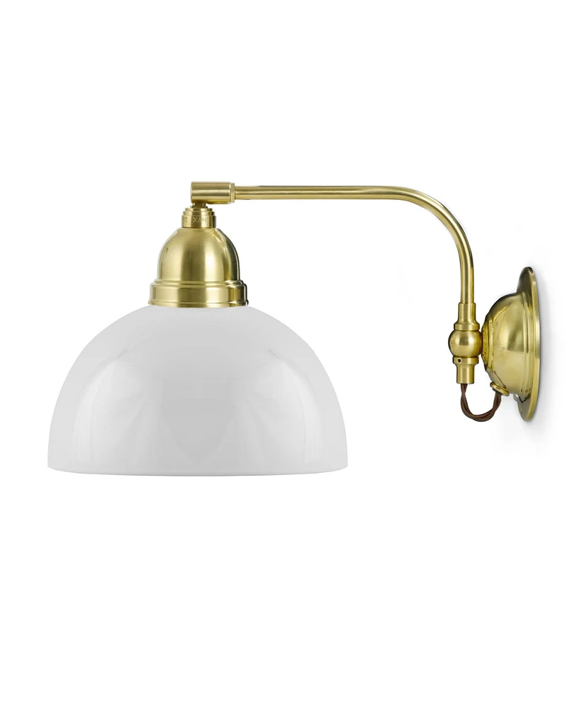 Vägglampa - Gripenberg mässing, opalvit halvsfär, brun