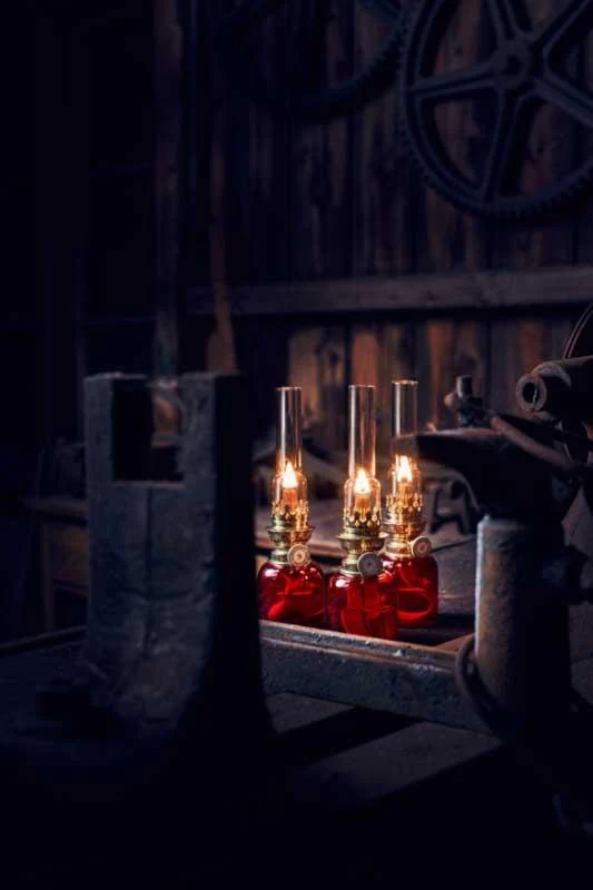 Fotogenlampa - Koholmen, rubinröd