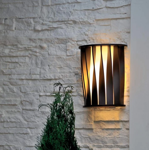Unopiu -Wandlampe Aton aus Aluminium mit gedrehten Leisten