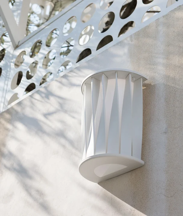 Unopiu -Wandlampe Aton aus Aluminium mit gedrehten Leisten