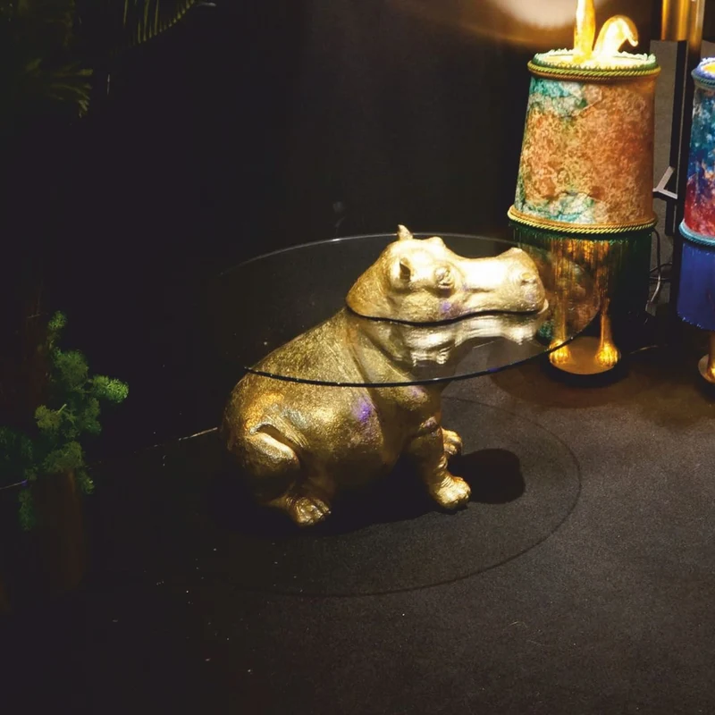 Casa Padrino Luxus Kunstharz Couchtisch mit Glasplatte Nilpferd Gold 65 cm