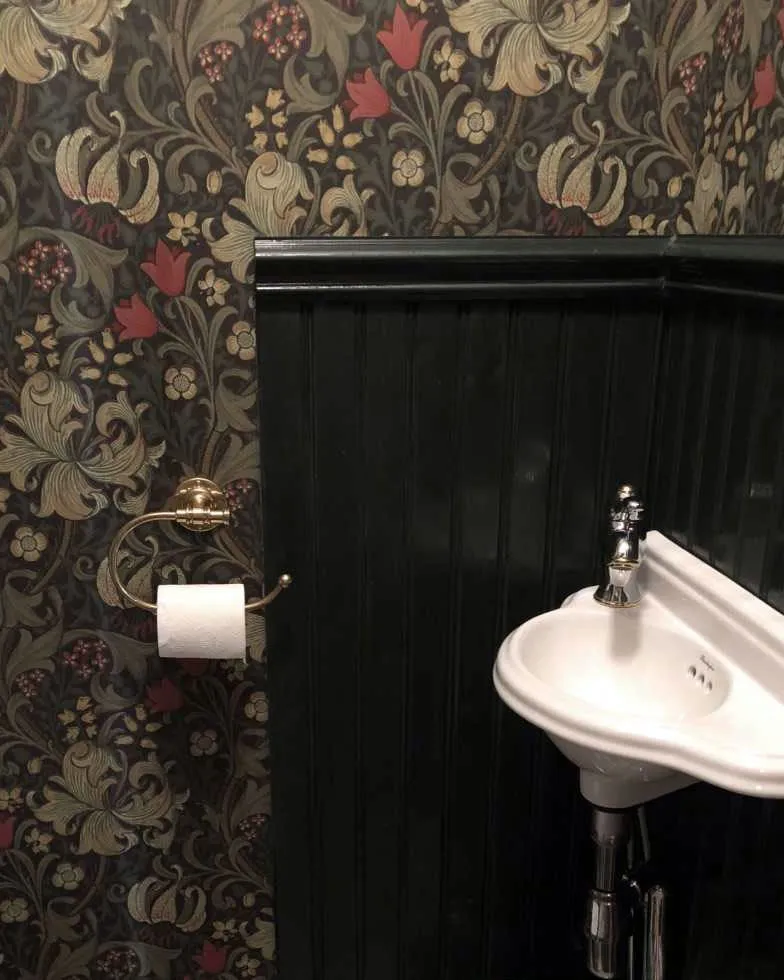 William Morris & Co. Tapet - Golden Lily Charcoal/Olive