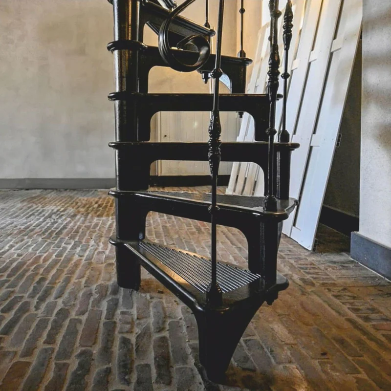 Casa Padrino Gusseisen Wendeltreppe mit Geländer rechte Seite Schwarz H. 300 cm - Rustikale Spiraltreppe