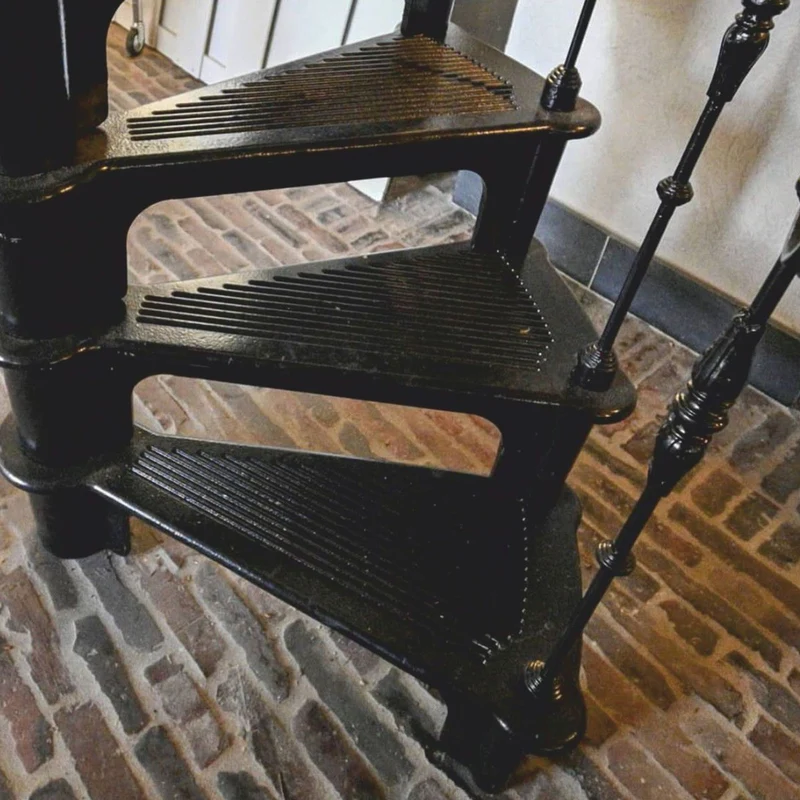 Casa Padrino Gusseisen Wendeltreppe mit Geländer rechte Seite Schwarz H. 300 cm - Rustikale Spiraltreppe