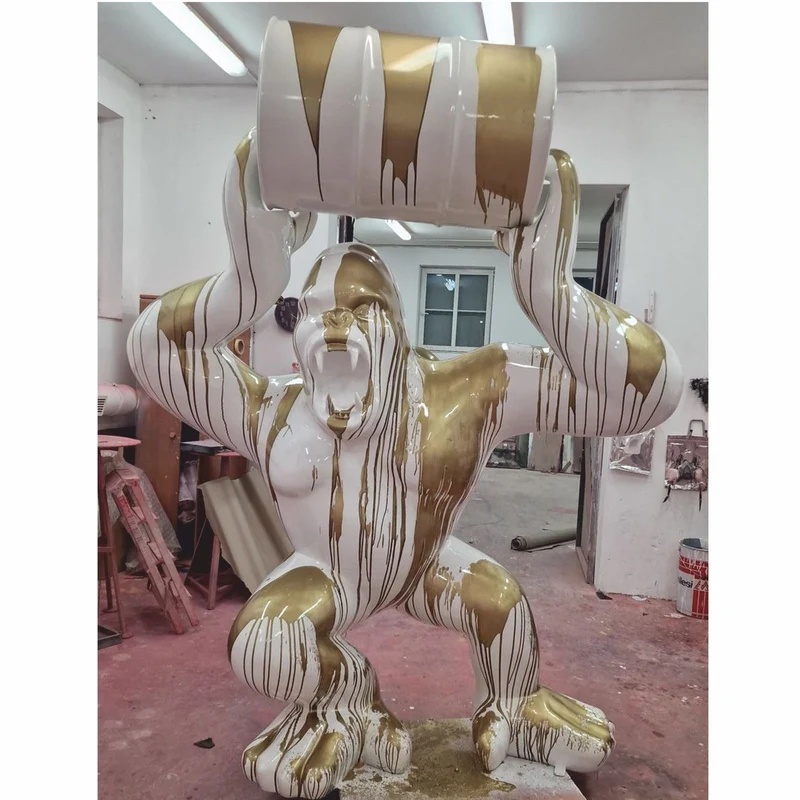 Casa Padrino XXL Skulptur Gorilla Affe mit Fass Weiß / Gold H. 250 cm - Garten Deko