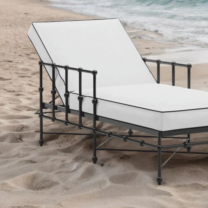 Casa Padrino Luxus Gartenliege mit Armlehnen Schwarz / Weiß 198 cm - Hotel & Garten Möbel