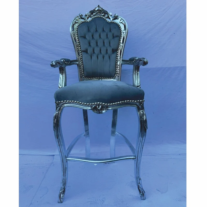 Casa Padrino Barock Samt Barstuhl mit Armlehnen Grau / Silber - Barock Bar Möbel
