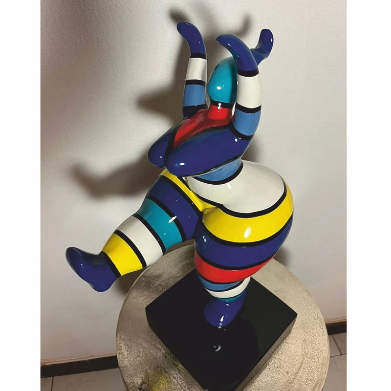 Casa Padrino Deko Figur Frau beim Sport Bunt mit Streifen H. 48 cm - Ausstellungsstück