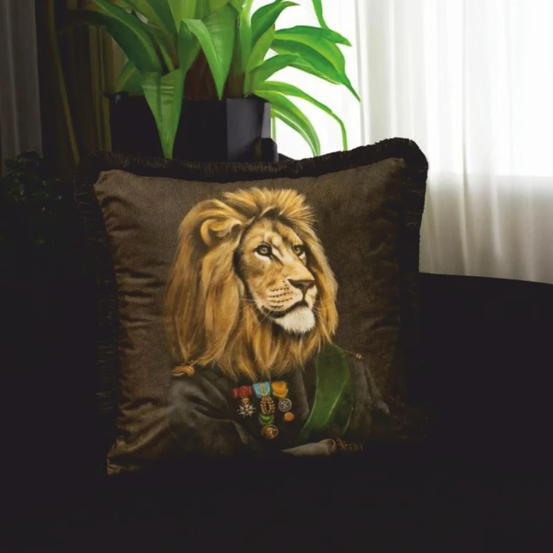 Casa Padrino Luxus Deko Samt Kissen Offizier Löwe Braun / Schwarz 45 x 45 cm