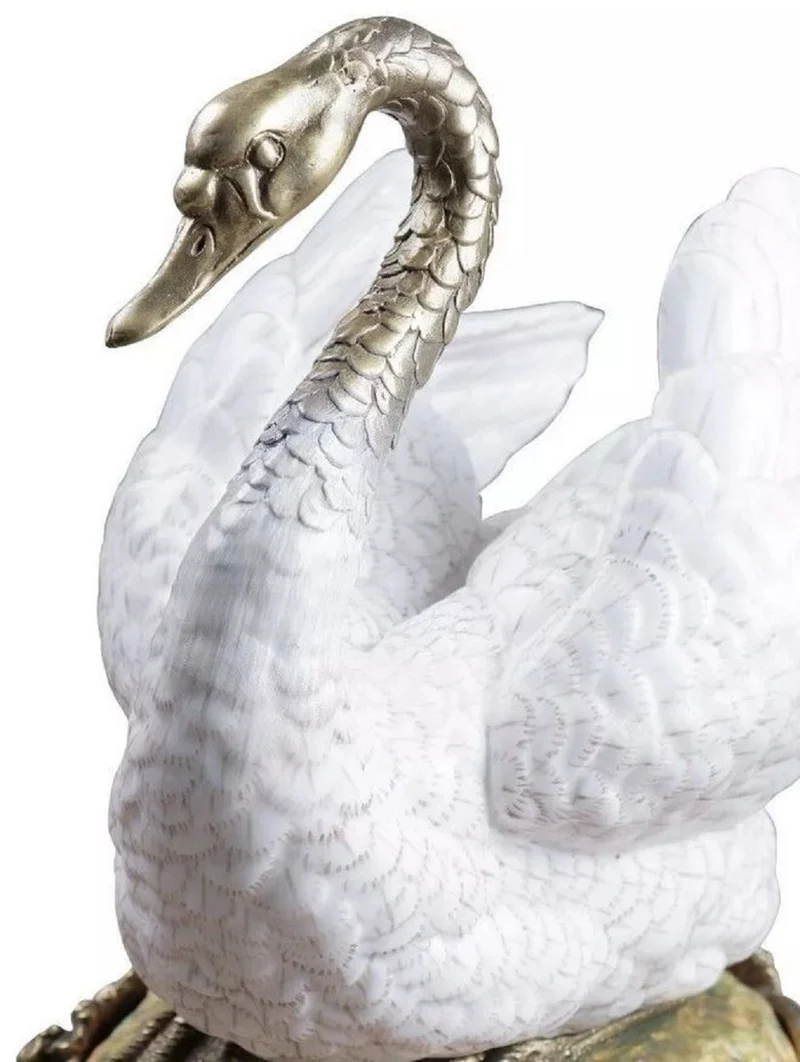 Casa Padrino Barock Porzellan Deko Figur Schwan Weiß / Bronze 20 x 18 x H. 24 cm