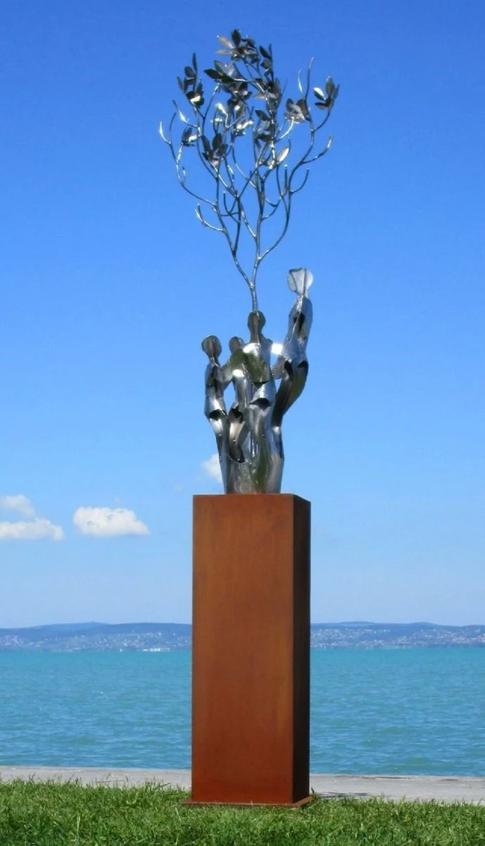 Casa Padrino XXL Garten Deko Metall Skulptur Freunde am Baum auf Säule Silber / Rost H. 260 cm