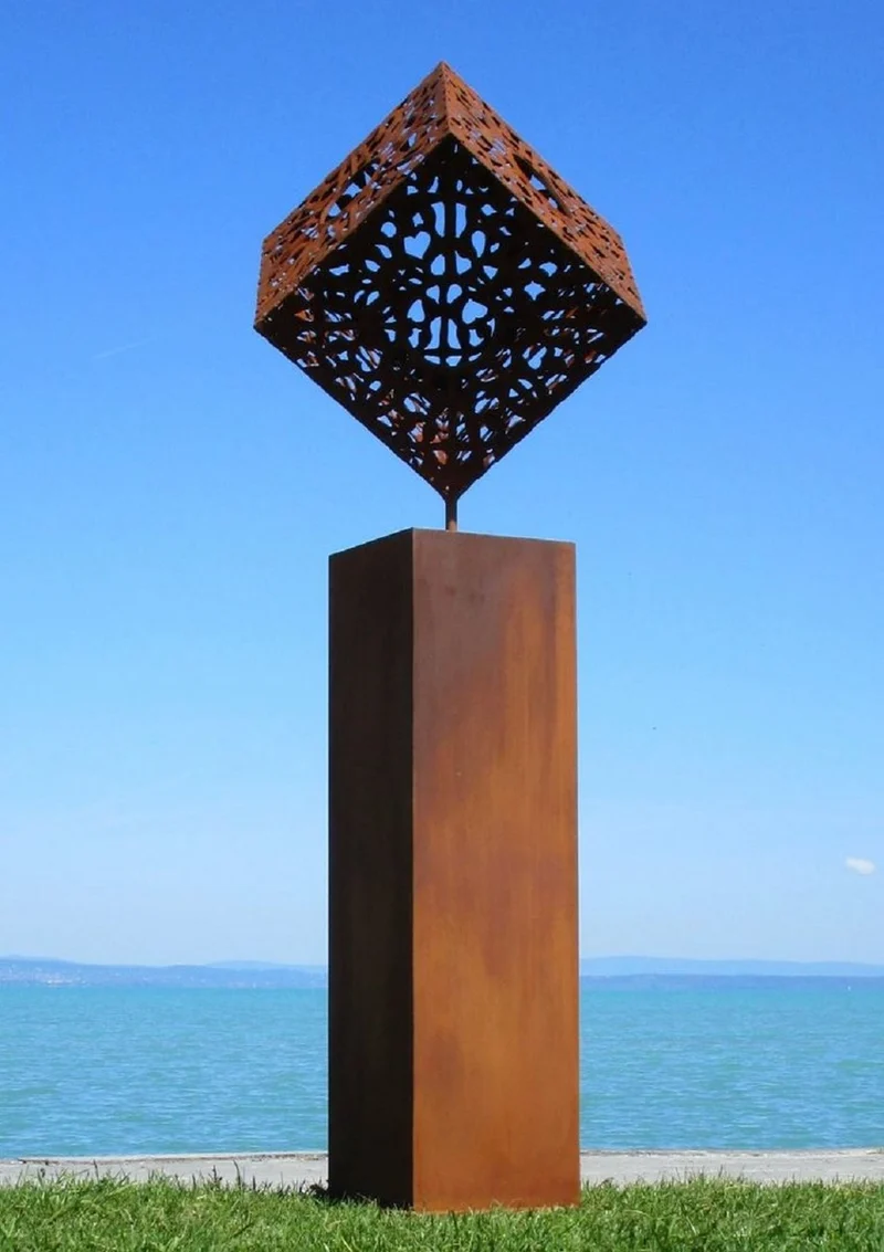 Casa Padrino XXL Garten Deko Metall Skulptur Würfel auf Säule Rost H. 216 cm