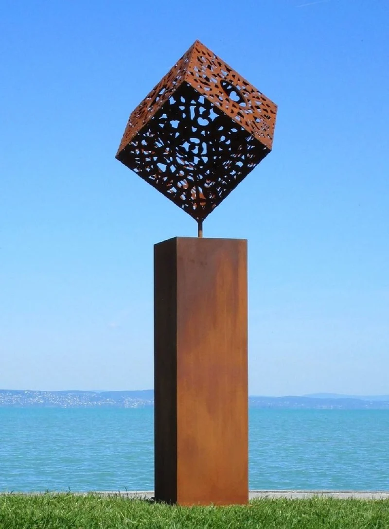 Casa Padrino XXL Garten Deko Metall Skulptur Würfel auf Säule Rost H. 216 cm
